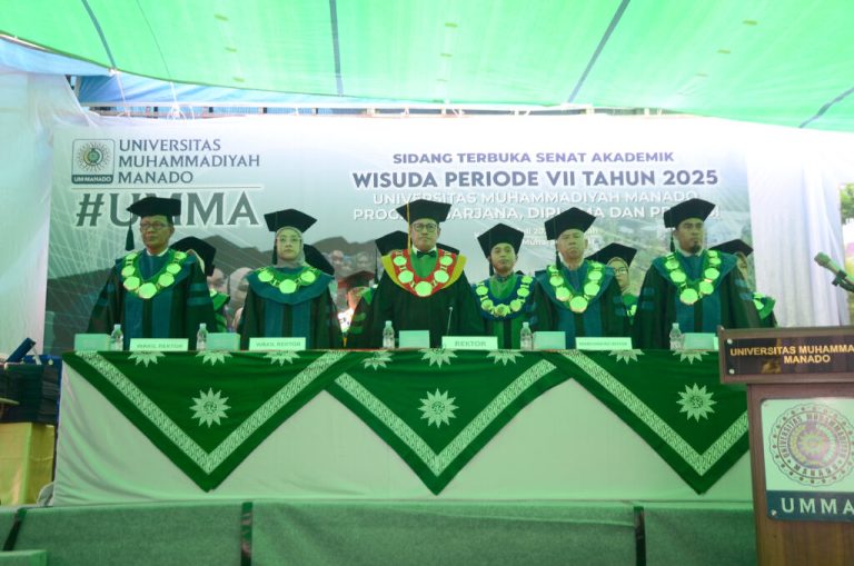 UM Manado Gelar Wisuda Perdana di Halaman Kampus