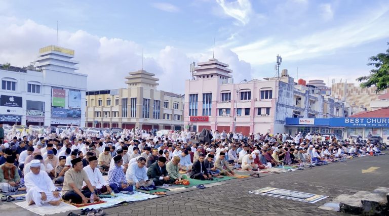 UM-Manado Melaksanakan Sholat Idul Fitri di Kawasan Megamas dihadiri Ratusan Jamaah